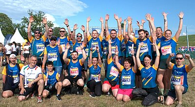 Gruppenbild der regiocom-Läufer beim Firmenstaffellauf 2025 im Elbauenpark