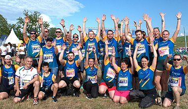 Gruppenbild der regiocom-Läufer beim Firmenstaffellauf 2025 im Elbauenpark