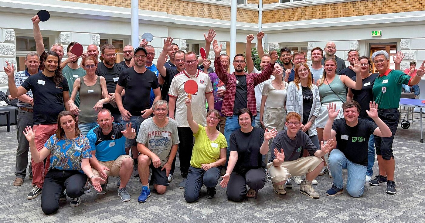 Gruppenbild der Spieler vom regiocom Tischtennisturnier