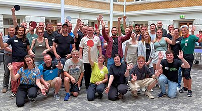 Gruppenbild der Spieler vom regiocom Tischtennisturnier