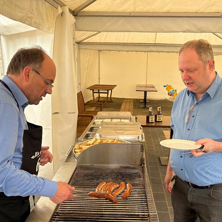 Vorstand Klemens Gutmann beim grillen für 150 Gäste