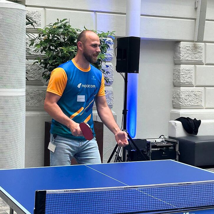 das neue regiocom-Trickot beim Tischtennisturnier