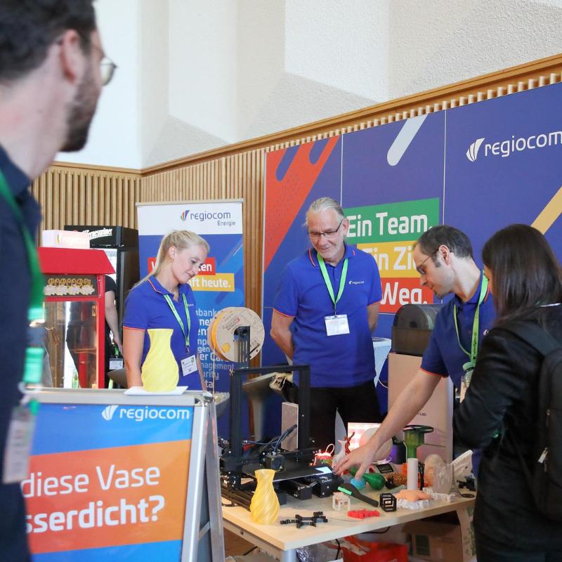 Developer Days 2025 mit 3D Drucker am Stand zum Testen