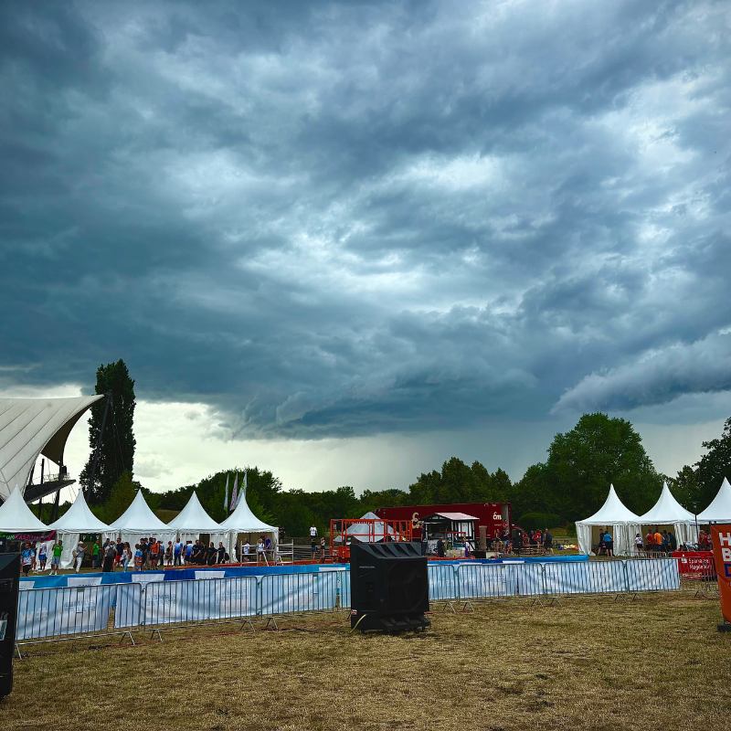 Firmenstaffellauf 2025 Gewitterwolken vor dem Lauf