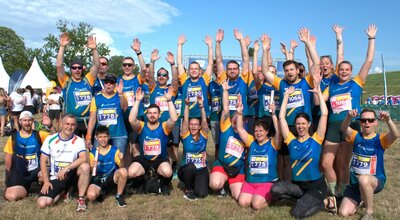 Gruppenbild der regiocom-Läufer beim Firmenstaffellauf 2025 im Elbauenpark