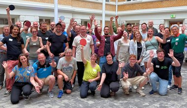 Gruppenbild der Spieler vom regiocom Tischtennisturnier