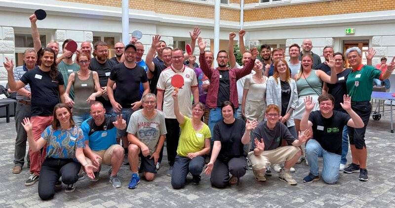 Gruppenbild der Spieler vom regiocom Tischtennisturnier