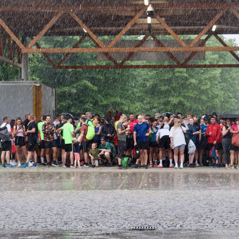 Firmenstaffellauf 2025 Läufer suchen Schutz vor Gewitter