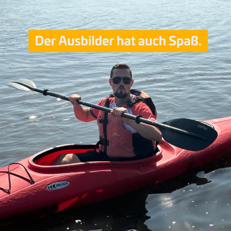 Unser Ausbilder Andreas hat Spaß beim Kanu fahren