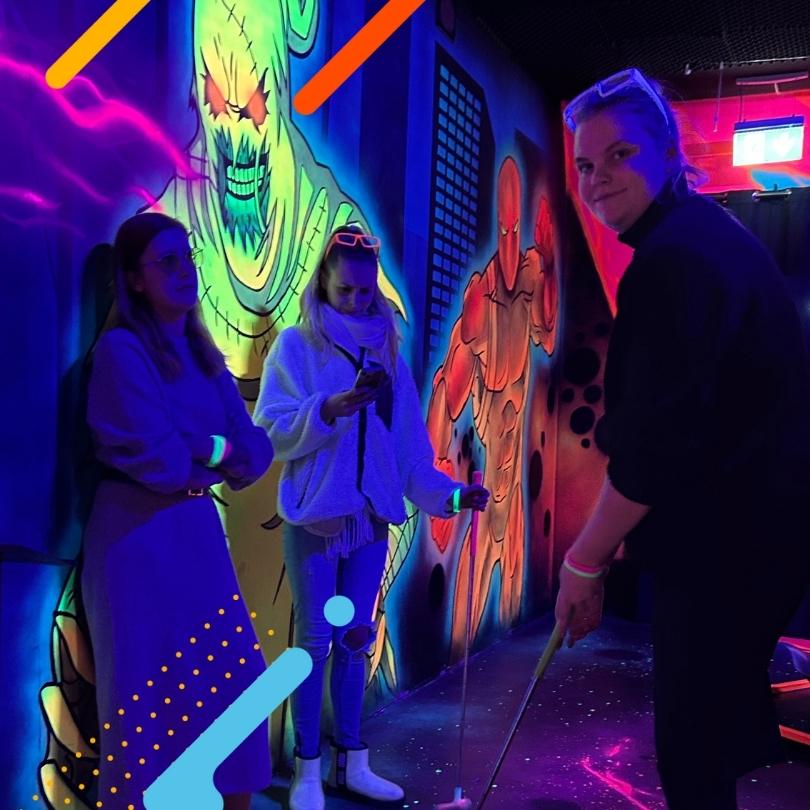 Die Azubis beim Minigolf spielen