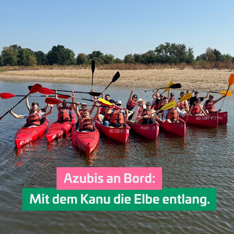 Gruppenbild der Auszubildenden beim Kanu fahren